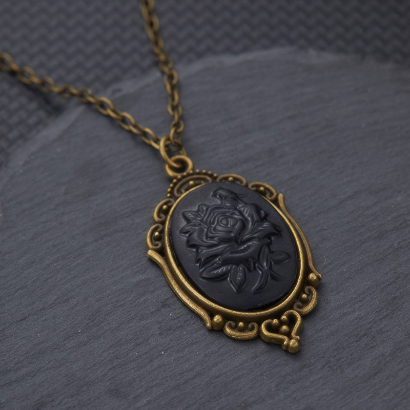 Collana con ciondolo ovale ret - Y2K Ethnic Fashion recensione e prezzo